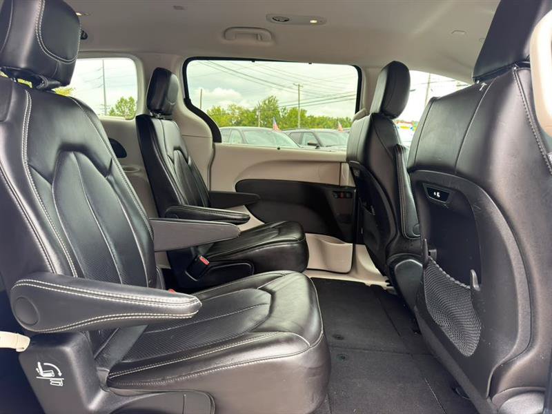 Used 2024 Chrysler Pacifica Touring-L FWD image 24
