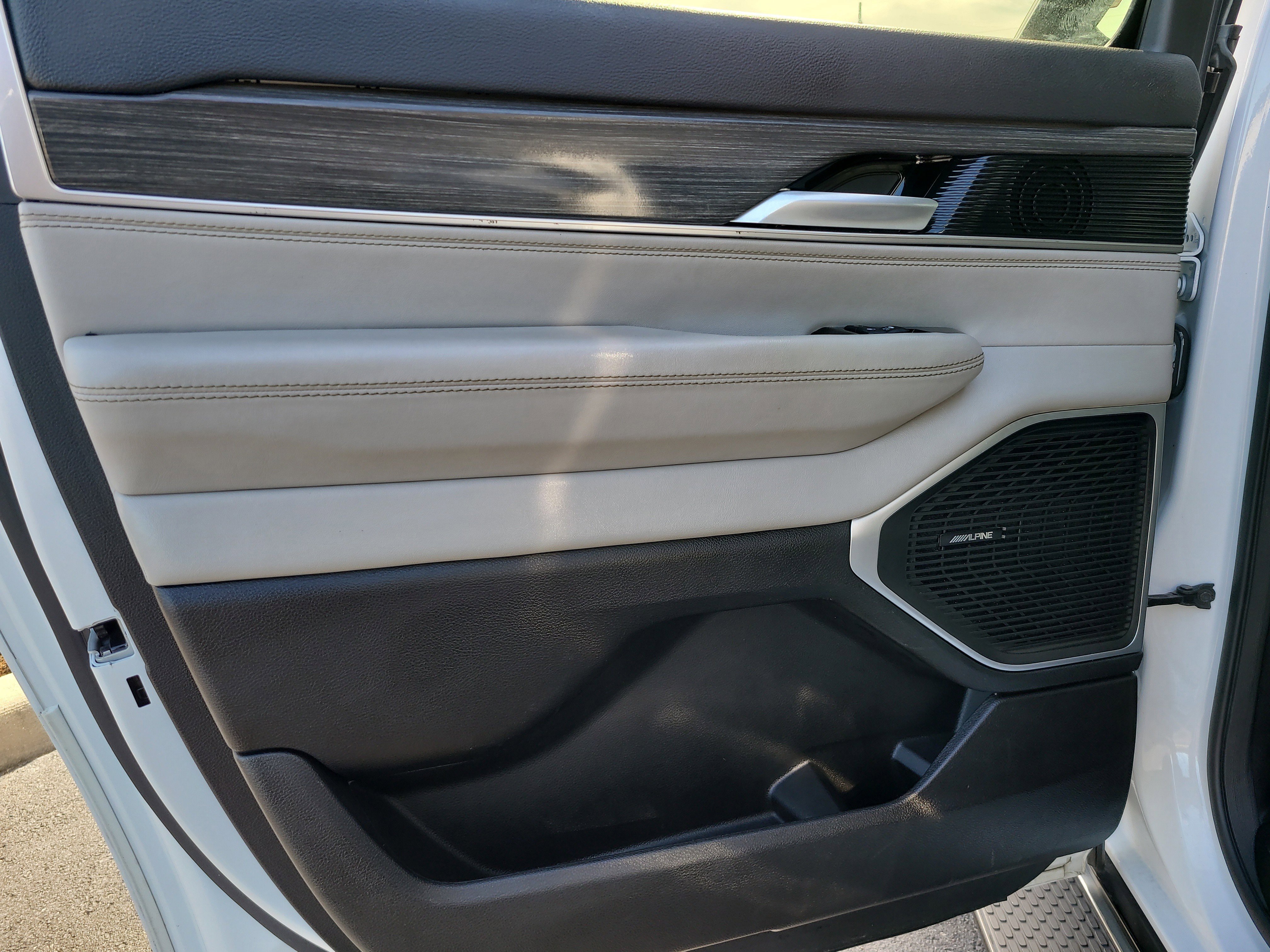 Used 2024 Jeep Wagoneer L Series II w/ Flexible Seating Group image 10