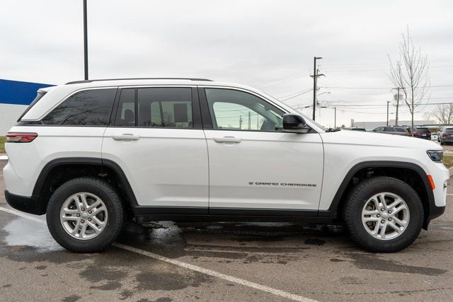 Used 2023 Jeep Grand Cherokee Laredo AWD/4WD image 5