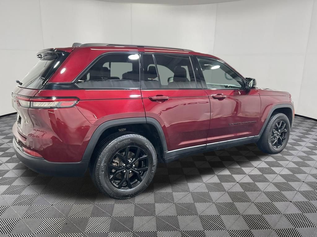 Used 2024 Jeep Grand Cherokee Altitude AWD/4WD image 7