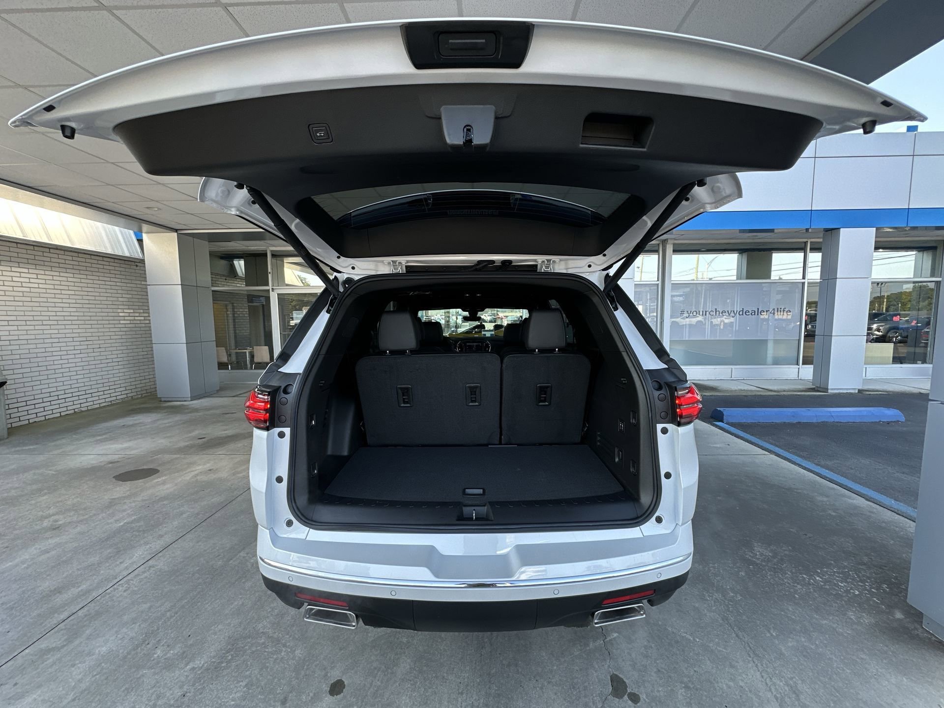 Used 2023 Chevrolet Traverse High Country w/ LPO, 'HIT The Road' Package FWD image 27