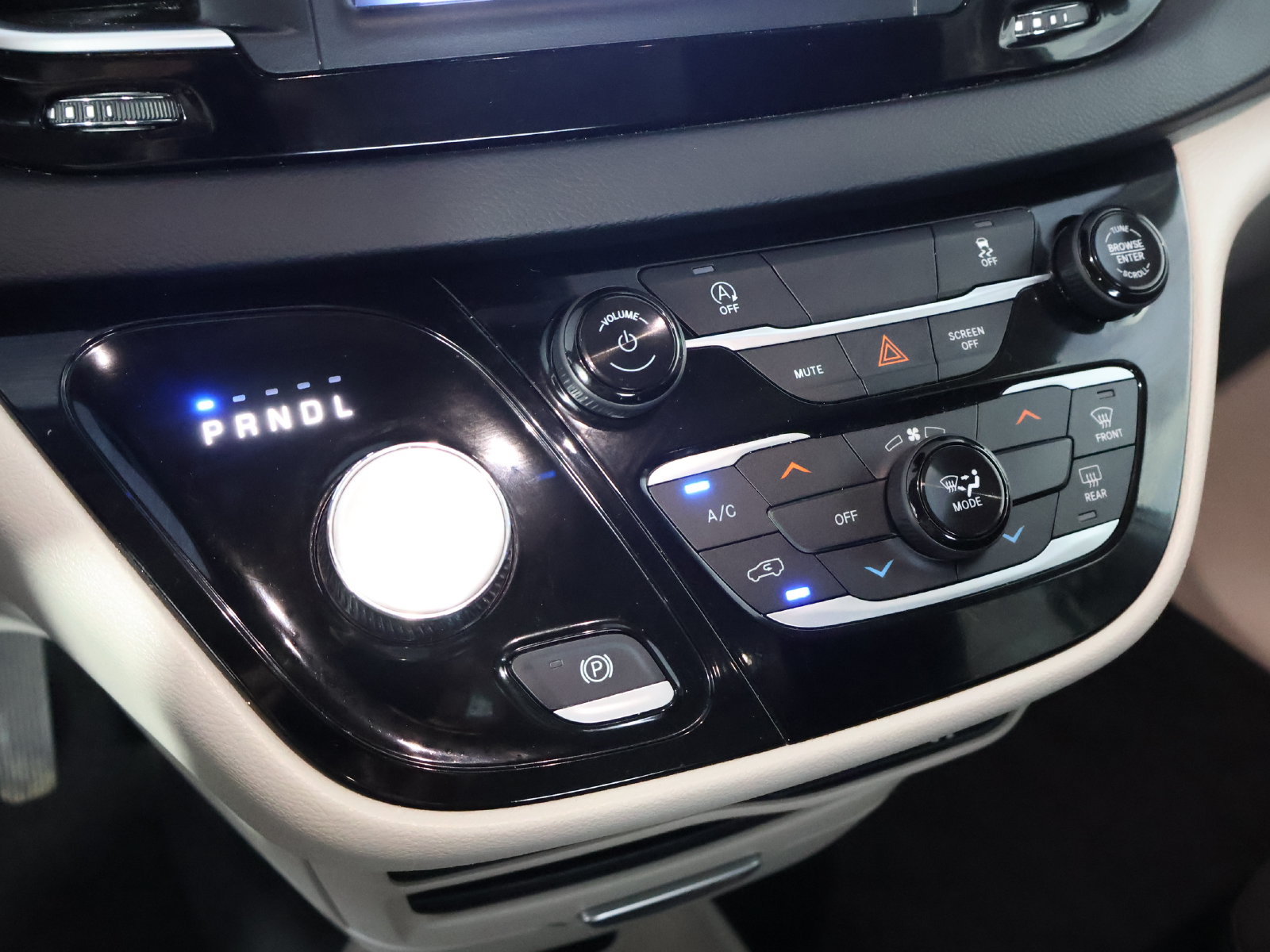 Used 2023 Chrysler Voyager LX FWD image 39