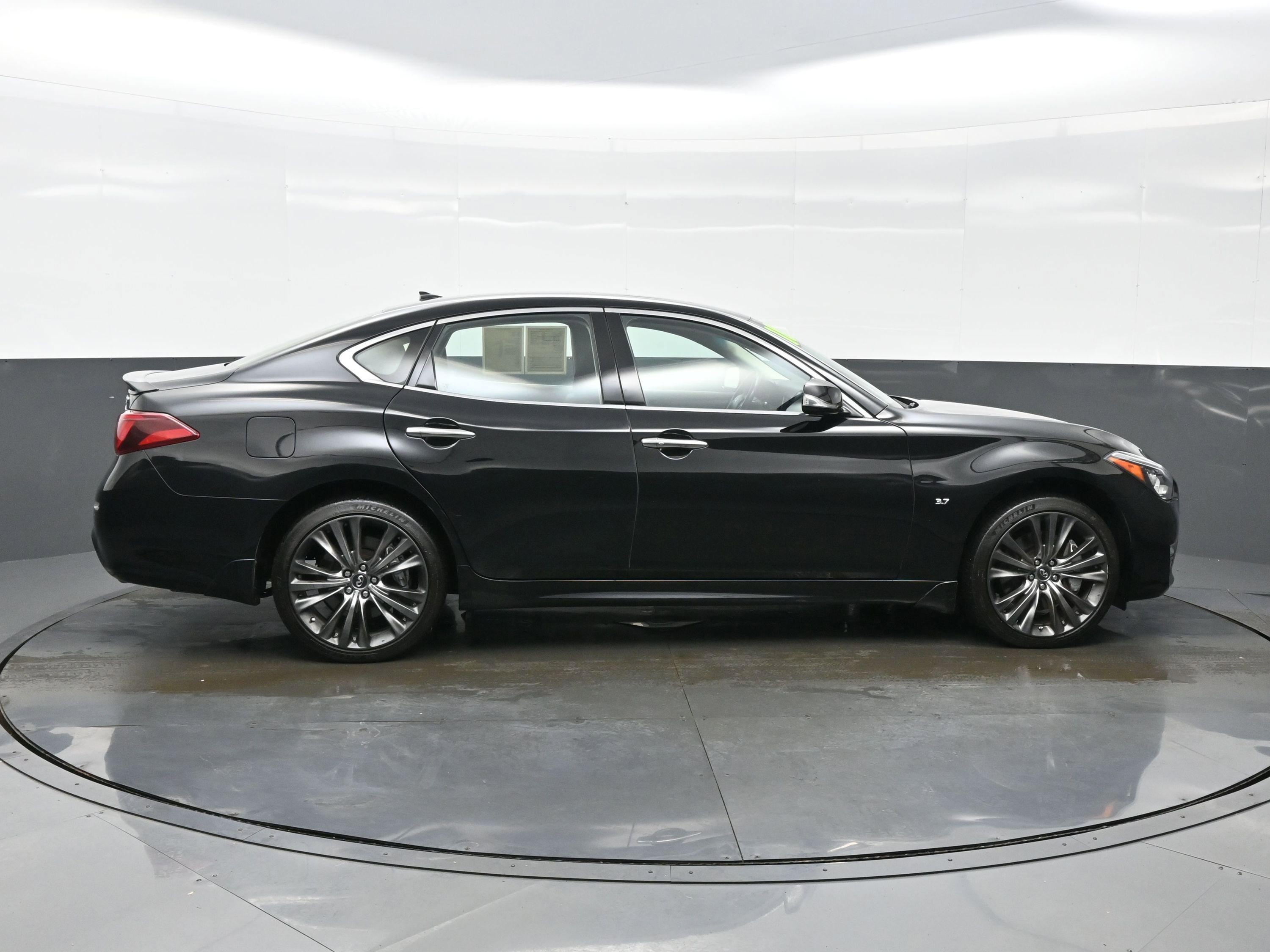 Used 2018 INFINITI Q70 Luxe image 7