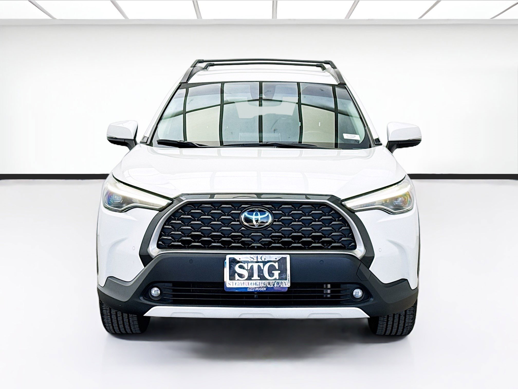 Used 2022 Toyota Corolla Cross XLE w/ Black Badges Package (TMS) FWD image 2