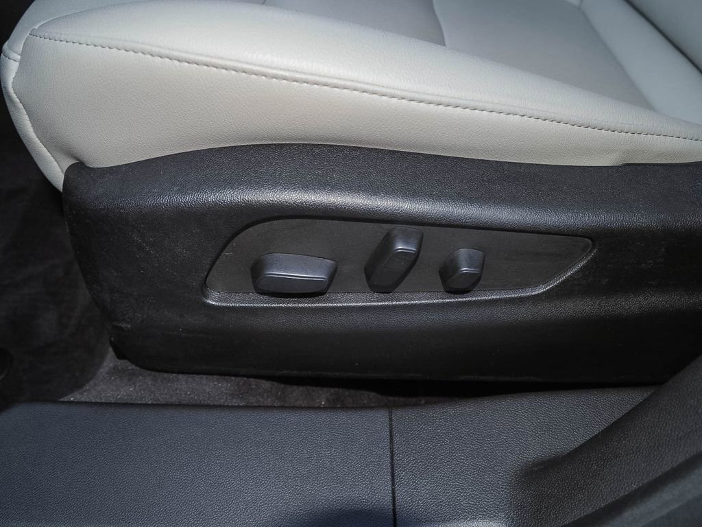Used 2023 Cadillac XT4 Luxury w/ Cold Weather Package image 24