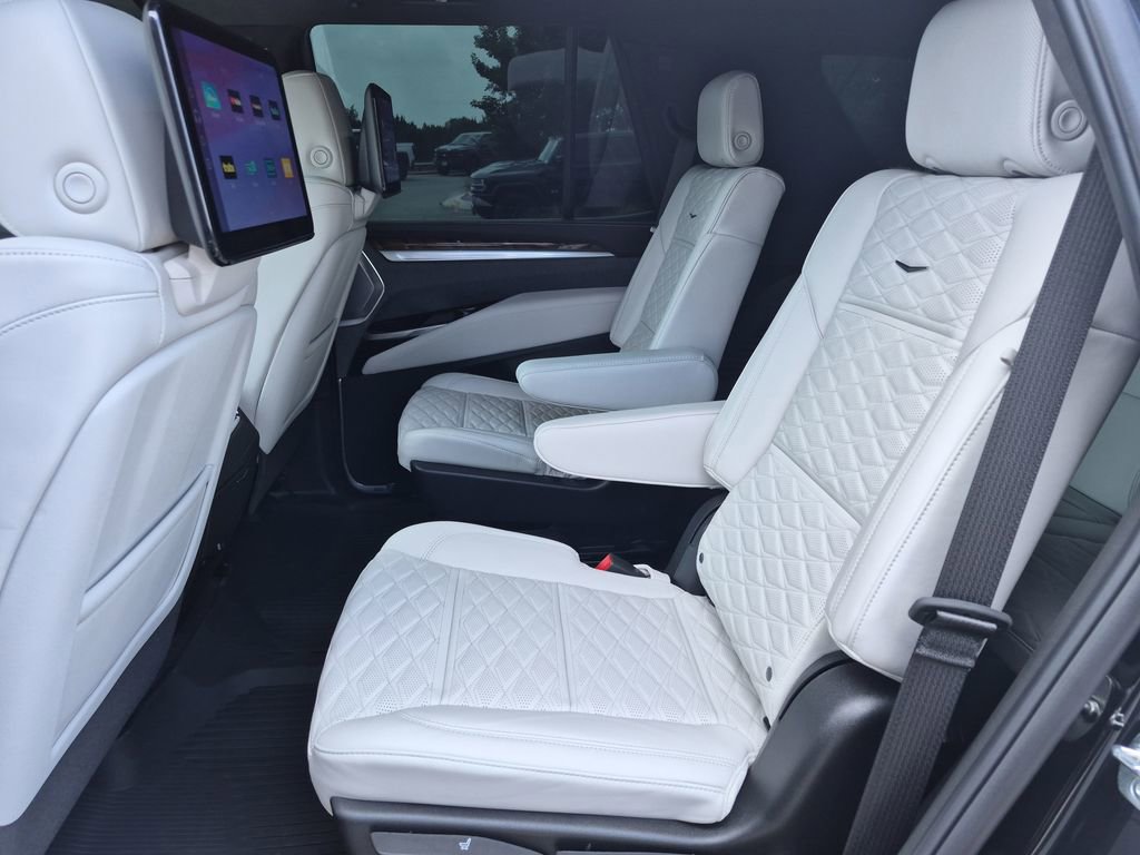 Certified 2026 Cadillac Escalade Platinum Sport w/ LPO, Floor Liner Package AWD/4WD image 38
