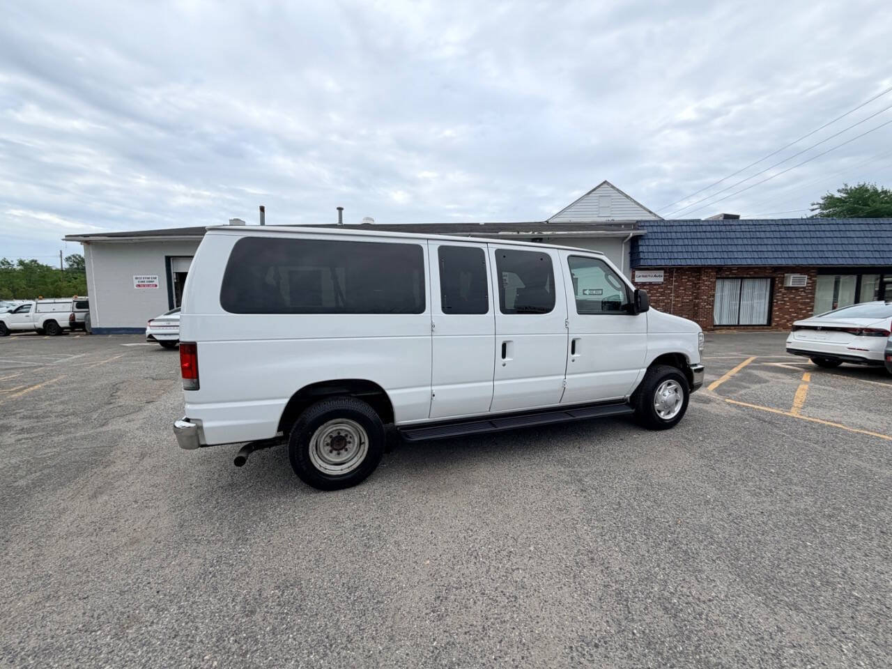 Used 2012 Ford E-350 and Econoline 350 XLT RWD image 9