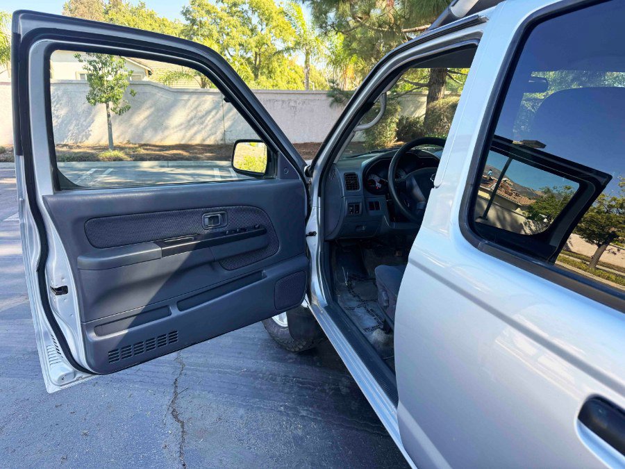 Used 2004 Nissan Frontier S/C image 15