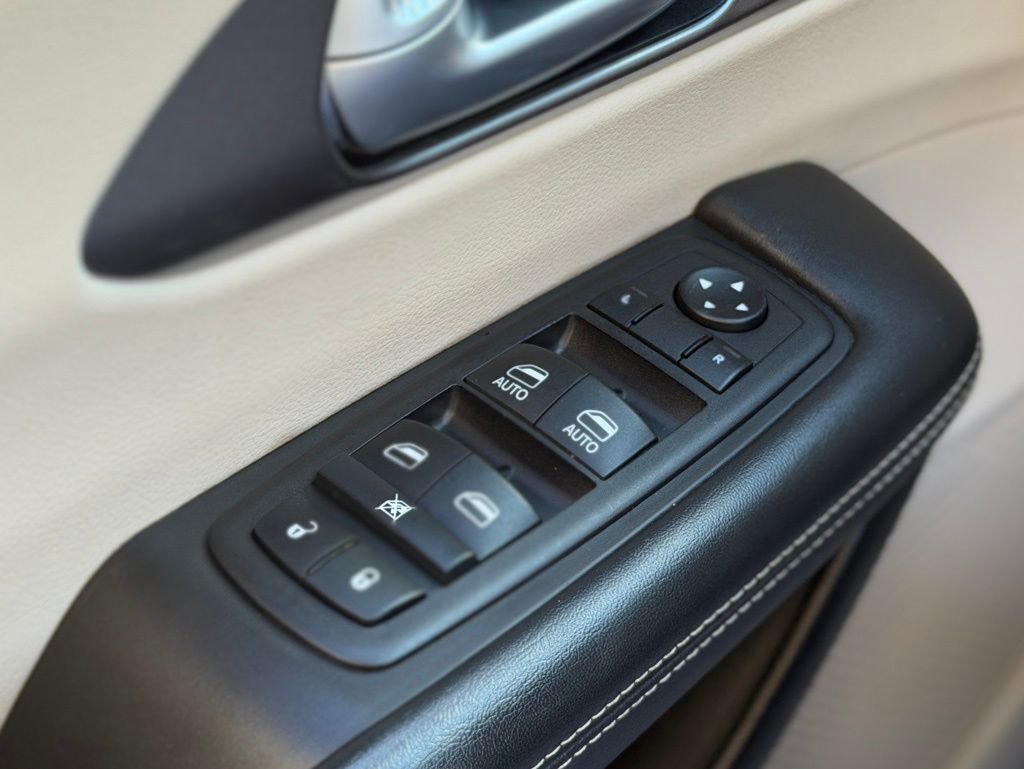 Used 2024 Chrysler Pacifica Touring-L FWD image 27