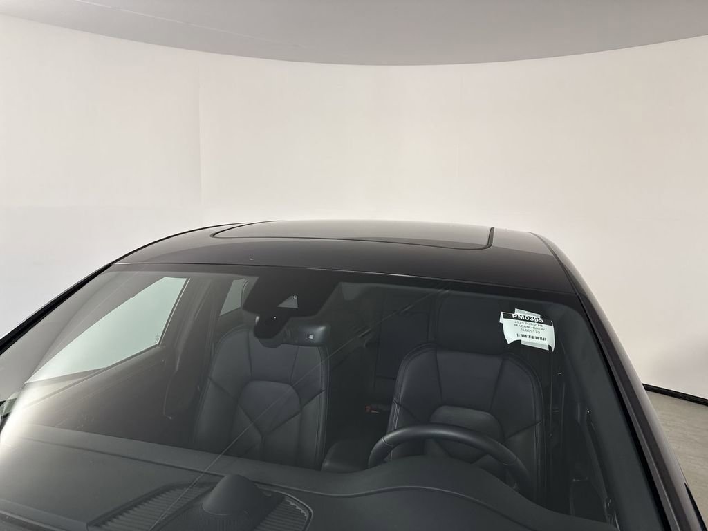 Certified 2025 Porsche Macan image 17