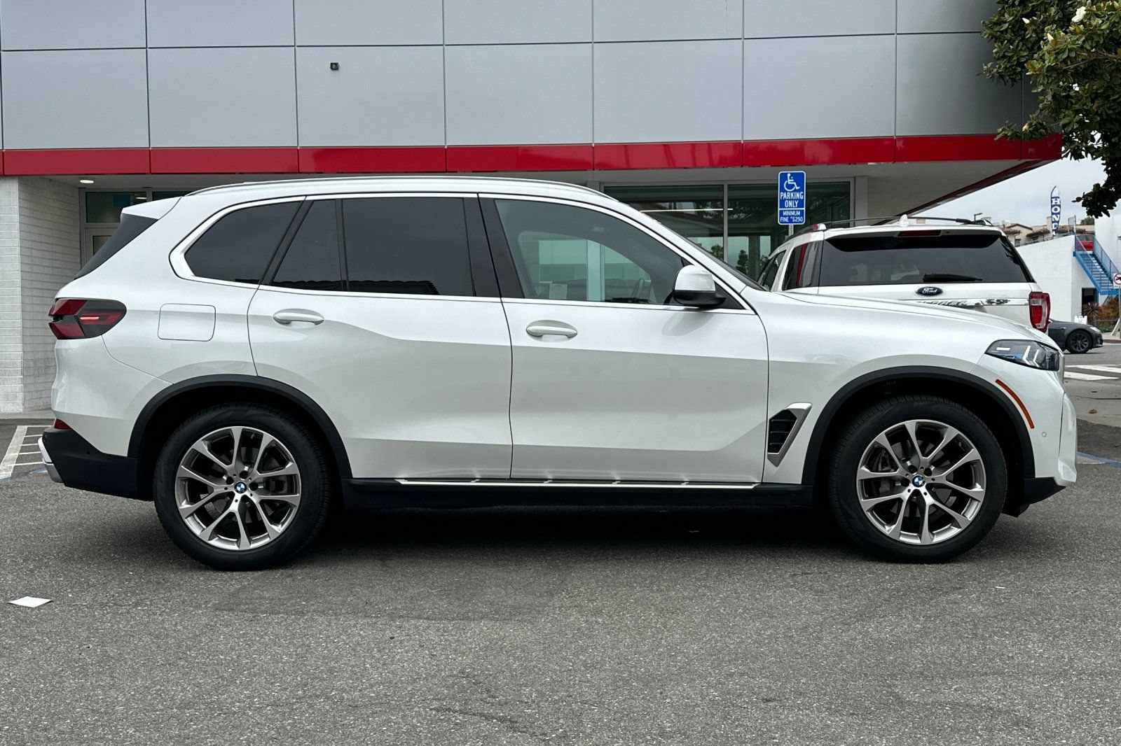Used 2025 BMW X5 sDrive40i RWD image 2