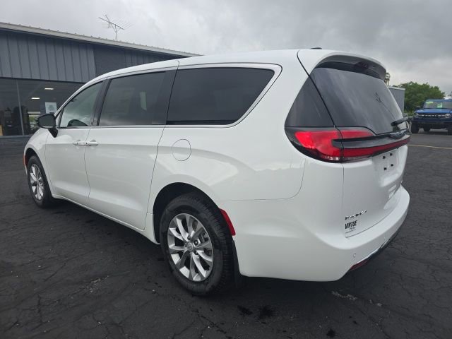 New 2025 Chrysler Pacifica Select w/ Uconnect Theater Family Group image 5