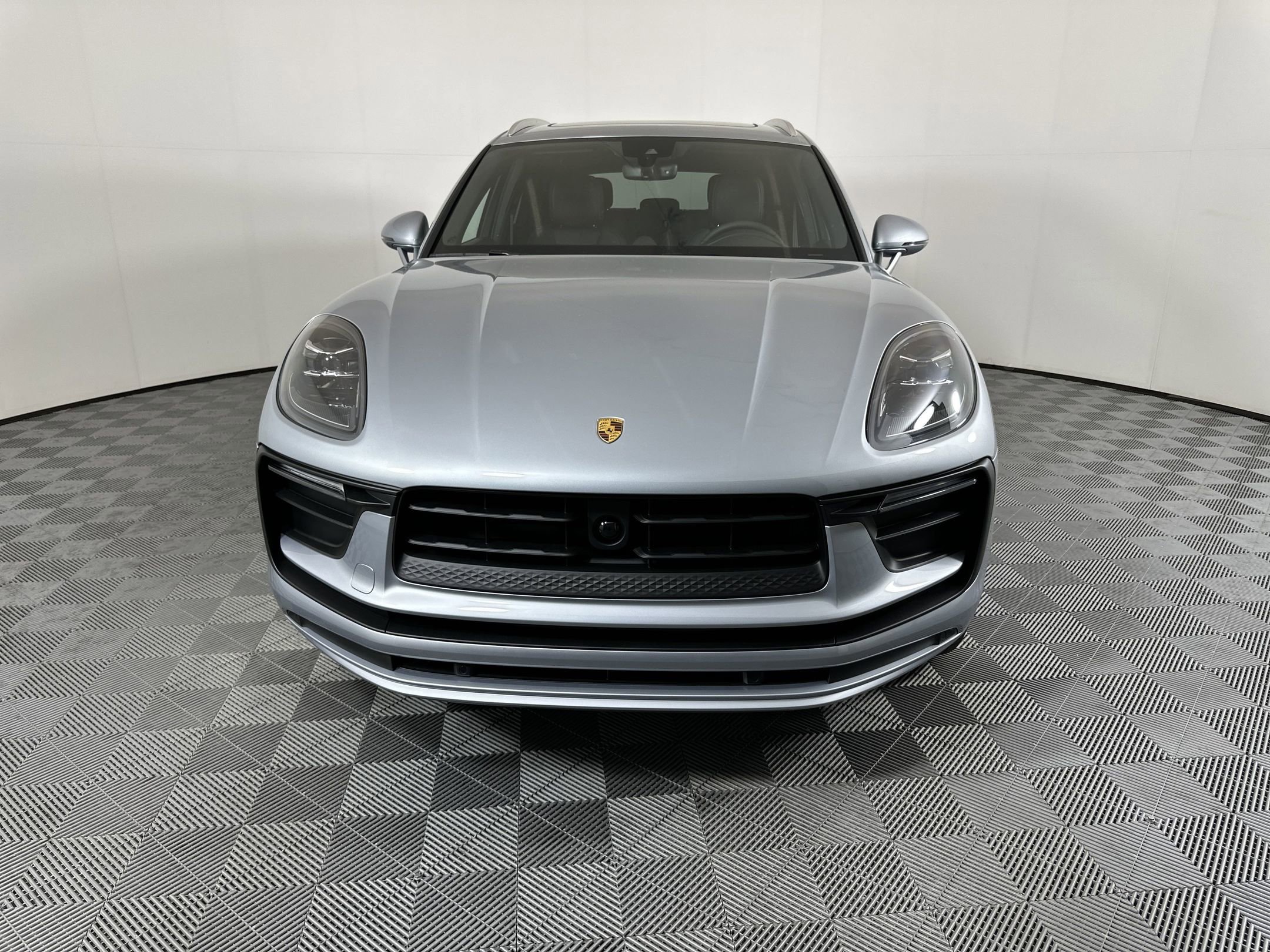 Certified 2025 Porsche Macan image 7