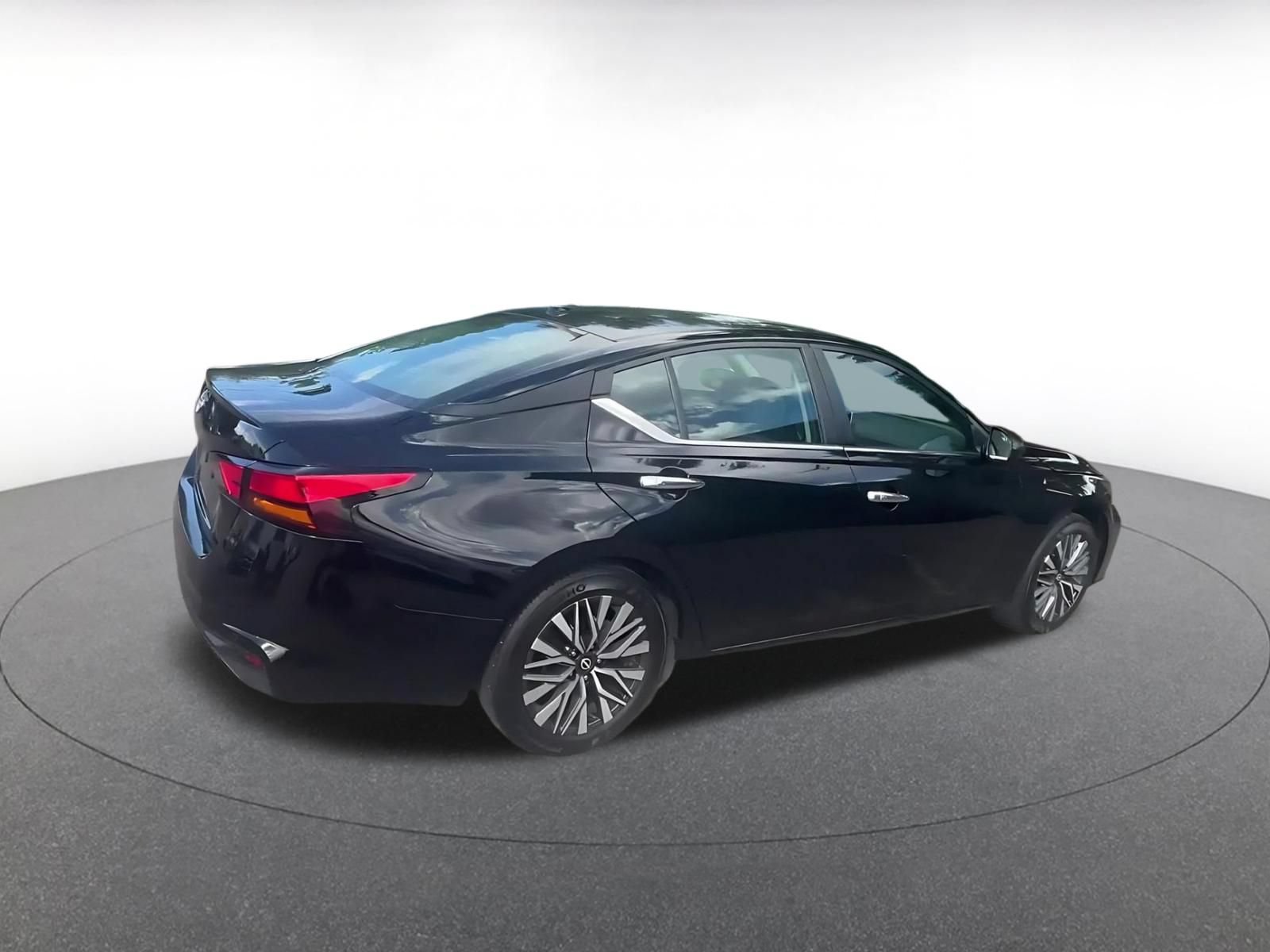 Used 2025 Nissan Altima 2.5 SV FWD image 14