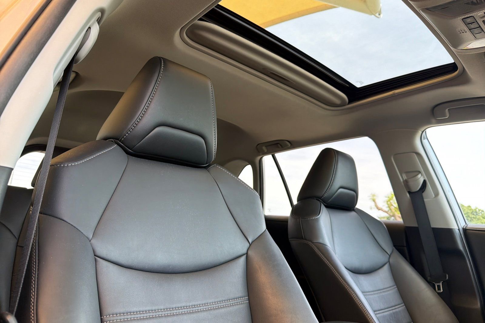 Used 2019 Toyota RAV4 Limited AWD/4WD image 19