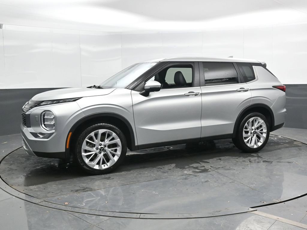 Used 2024 Mitsubishi Outlander SE image 9