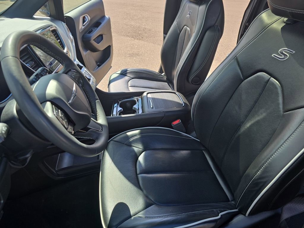 Used 2025 Chrysler Pacifica Limited FWD image 17