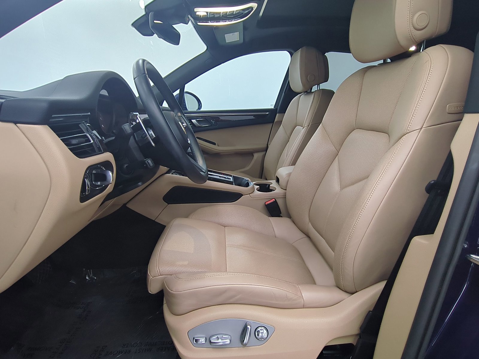 Certified 2023 Porsche Macan image 4