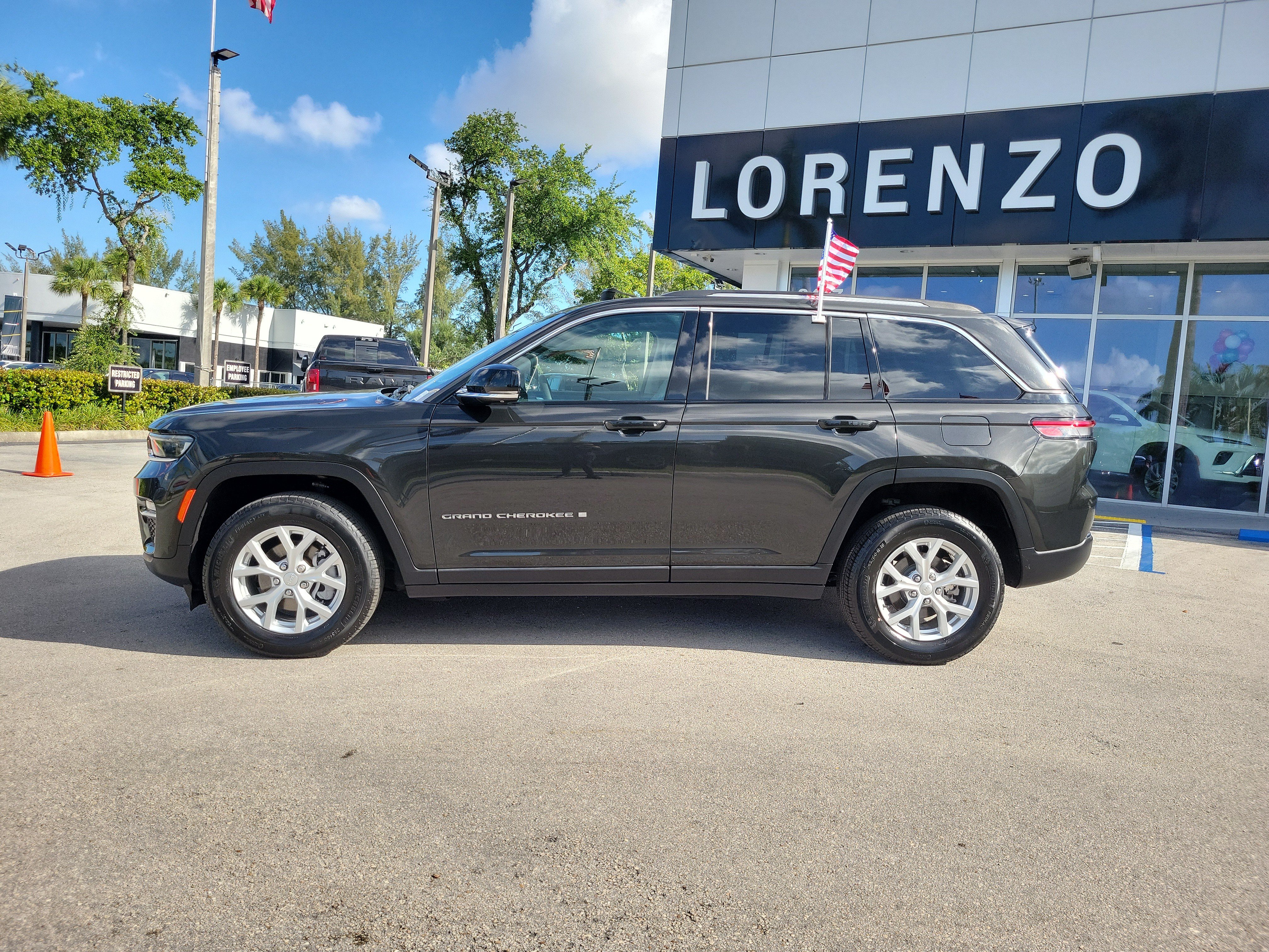 Used 2024 Jeep Grand Cherokee Limited w/ Luxury Tech Group II RWD image 8