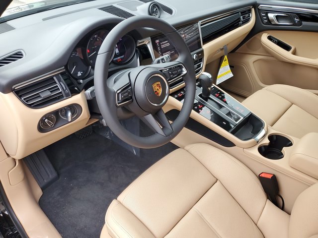 Used 2025 Porsche Macan image 4