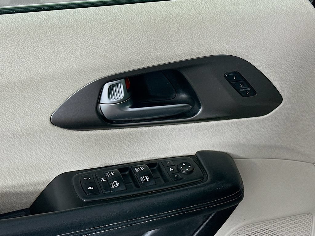 Used 2019 Chrysler Pacifica Limited FWD image 24