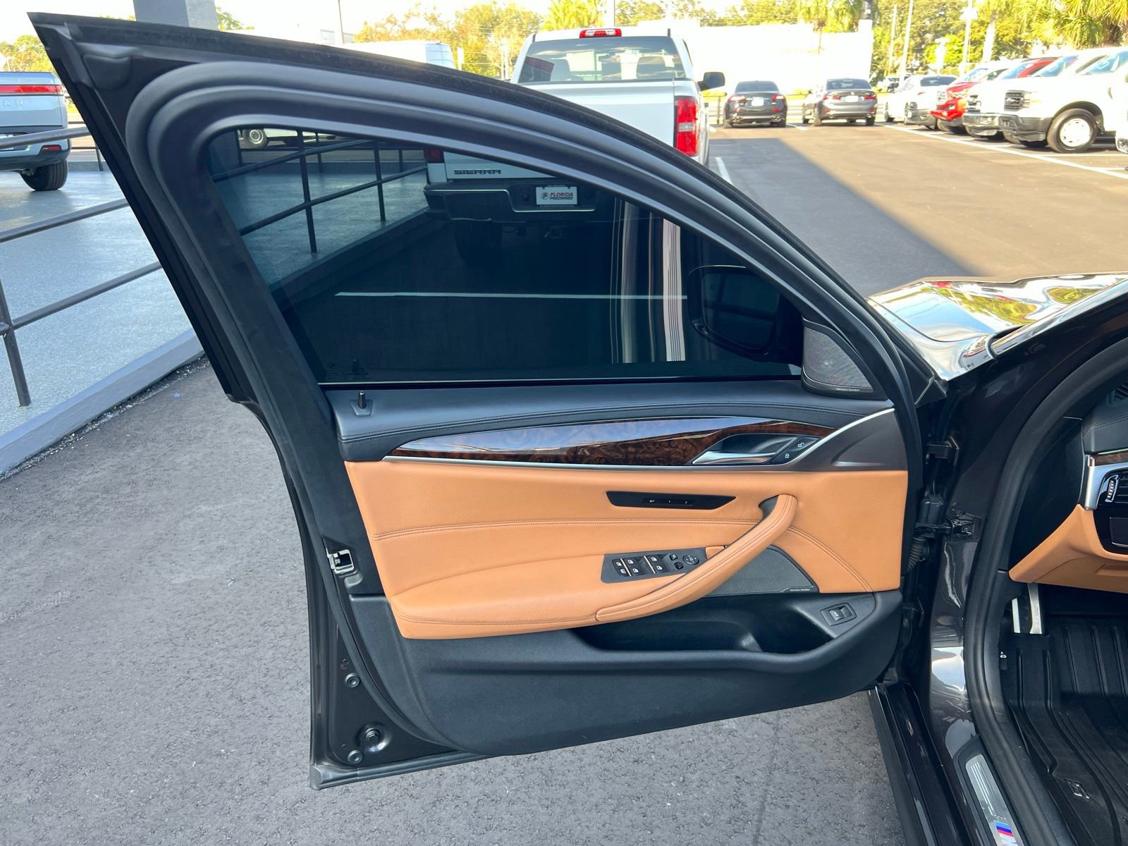 Used 2020 BMW M550i xDrive w/ Executive Package image 29