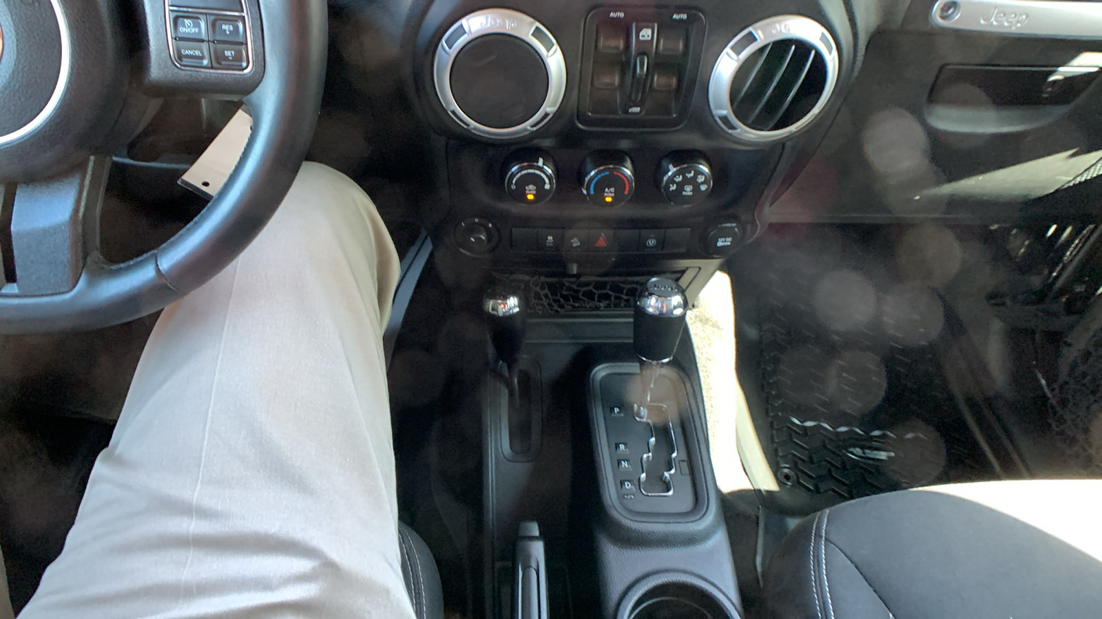 Used 2015 Jeep Wrangler Unlimited Sahara w/ Connectivity Group AWD/4WD image 15