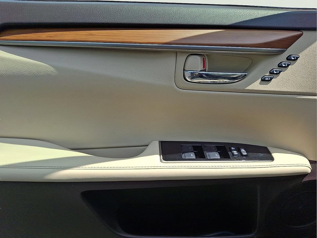 Used 2016 Lexus ES 300h w/ Navigation System Package FWD image 10