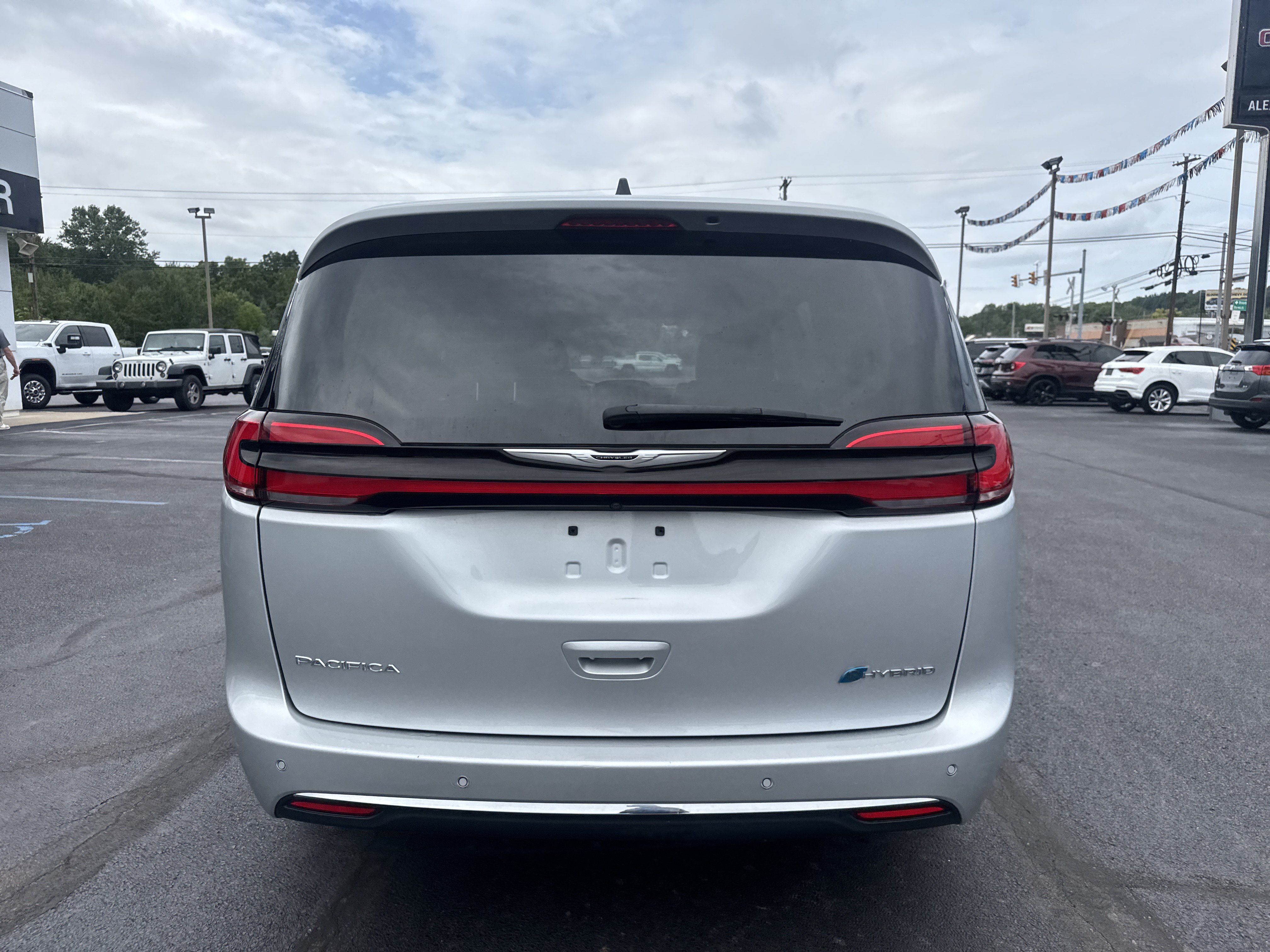 Used 2024 Chrysler Pacifica Limited FWD image 4