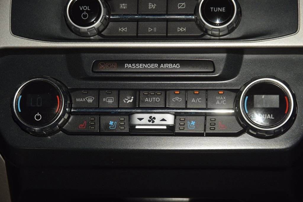 Used 2022 Ford F350 Lariat w/ Black Appearance Package image 31