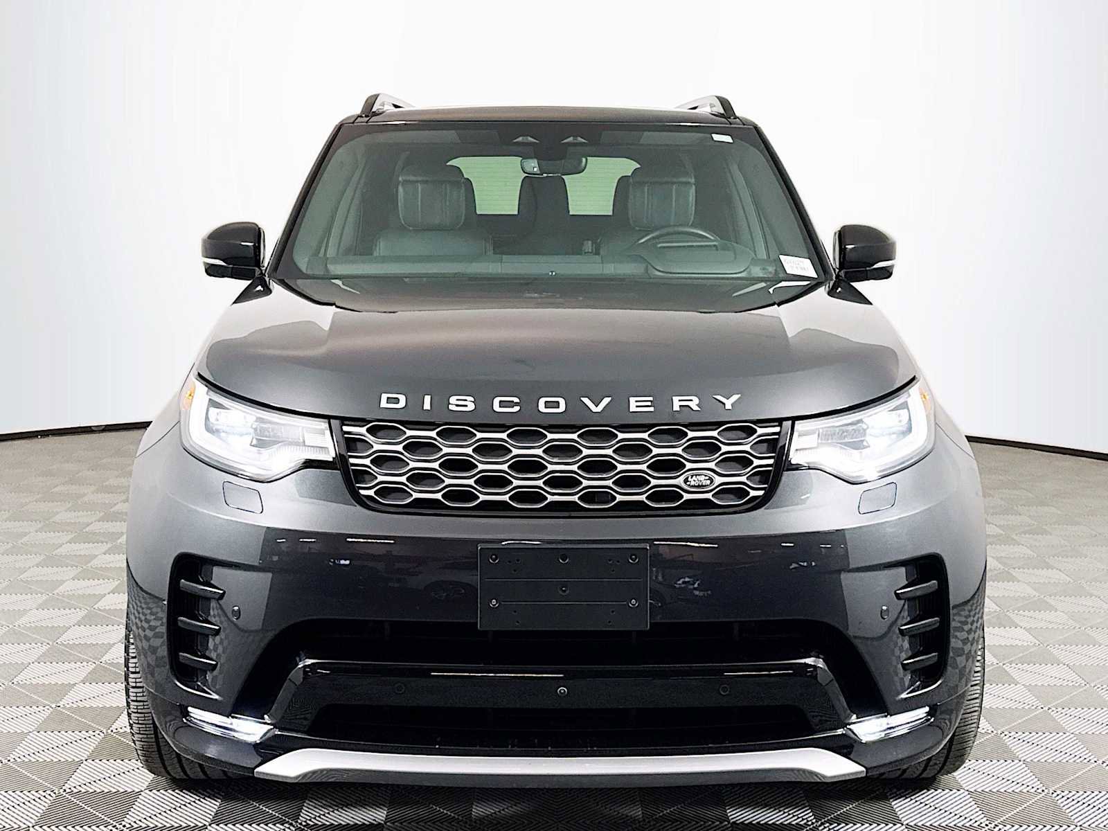 Used 2024 Land Rover Discovery Metropolitan Edition image 2