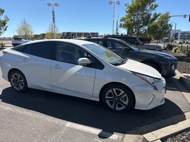 Used 2016 Toyota Prius Three Touring w/ Preferred Accessory Package image 3