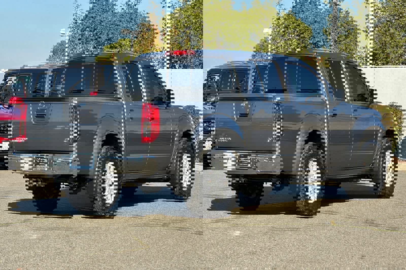 Used 2020 Nissan Frontier SV image 2