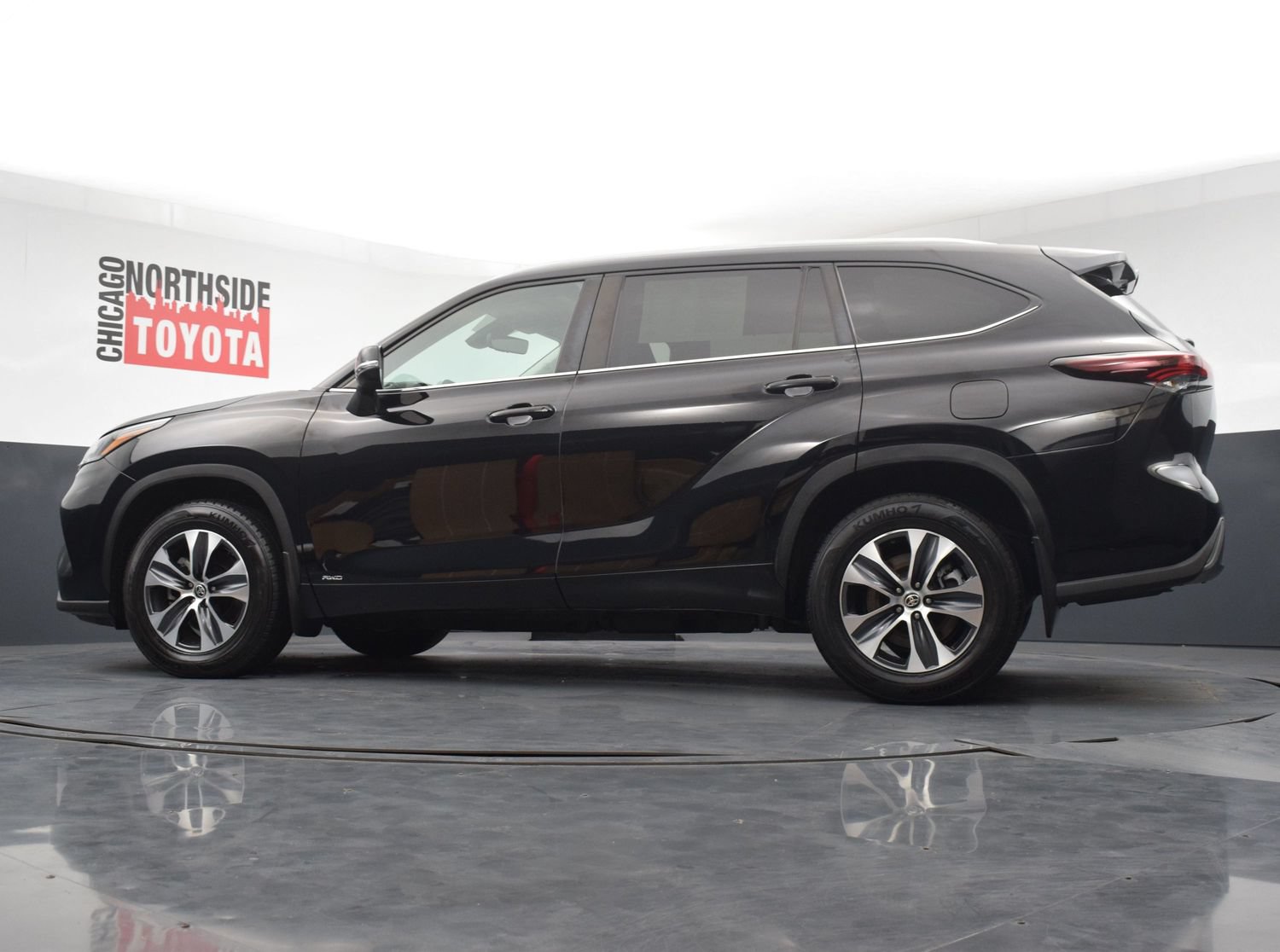 Used 2024 Toyota Highlander XLE AWD/4WD image 30