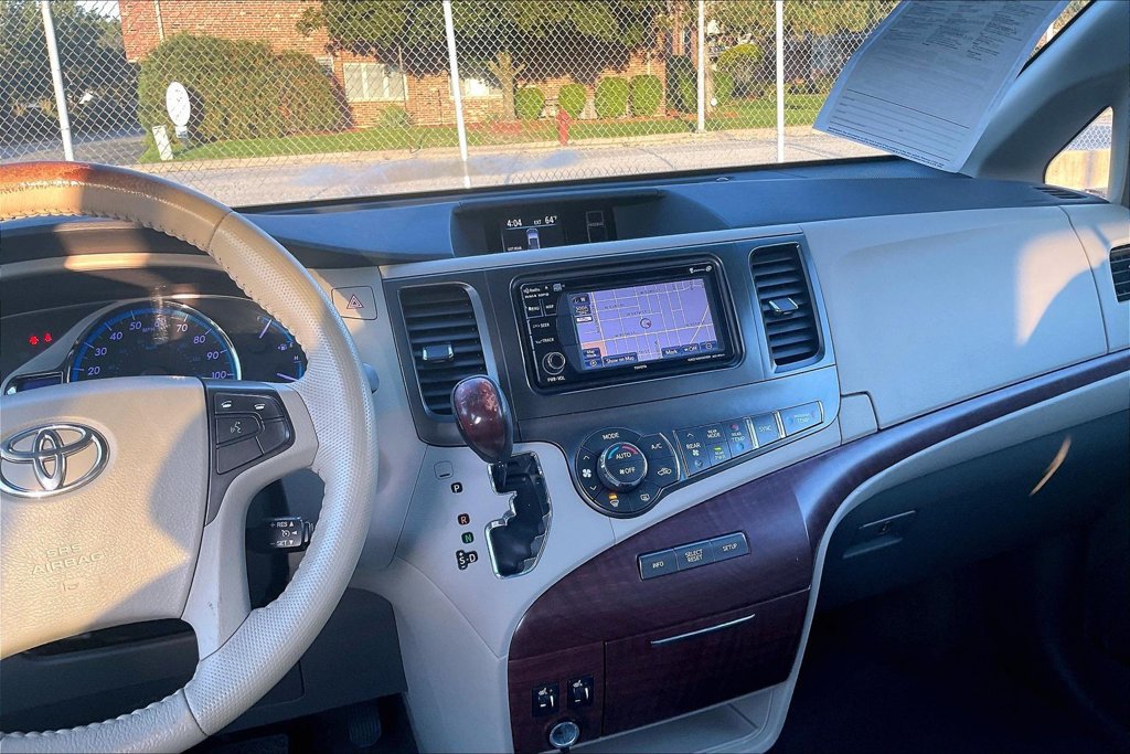 Used 2013 Toyota Sienna XLE FWD image 5