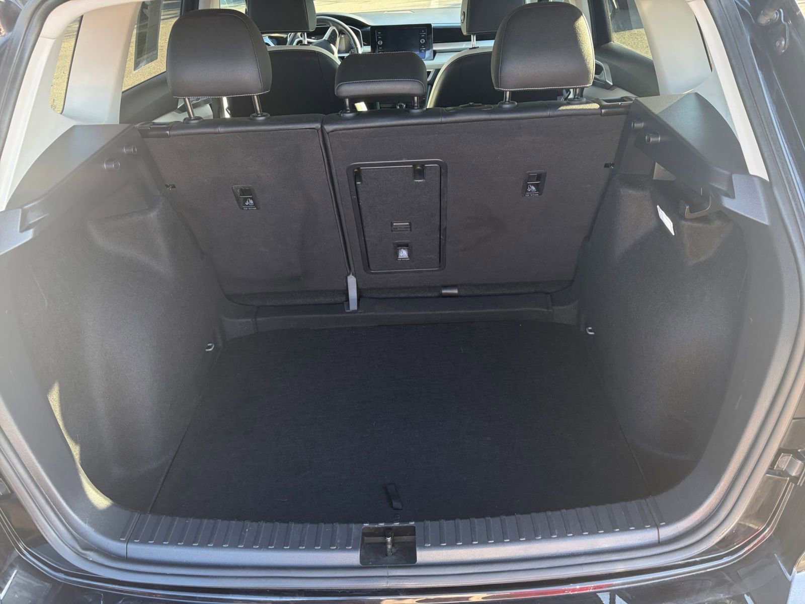 Used 2025 Volkswagen Taos SE image 32