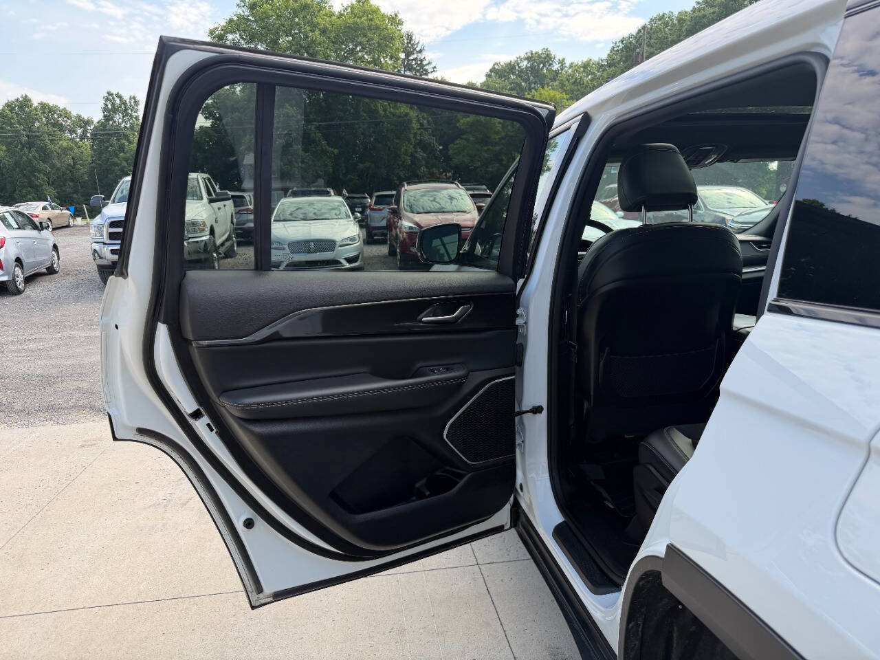 Used 2022 Jeep Grand Cherokee L Laredo AWD/4WD image 23