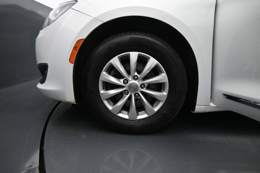 Used 2019 Chrysler Pacifica Touring-L FWD image 27
