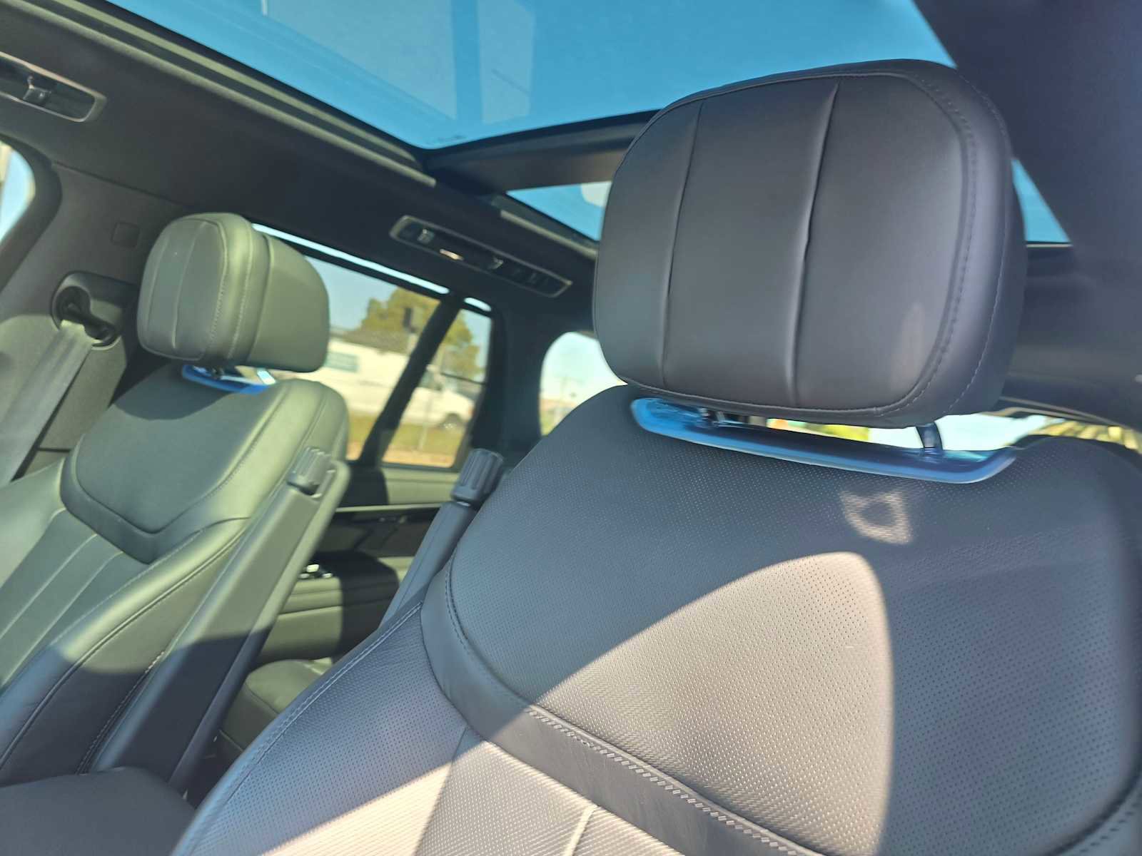 Used 2025 Land Rover Range Rover SE image 26