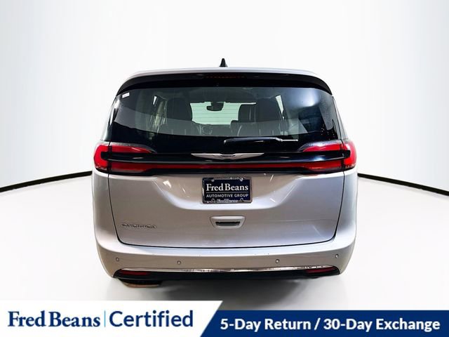 Used 2024 Chrysler Pacifica Touring-L image 8