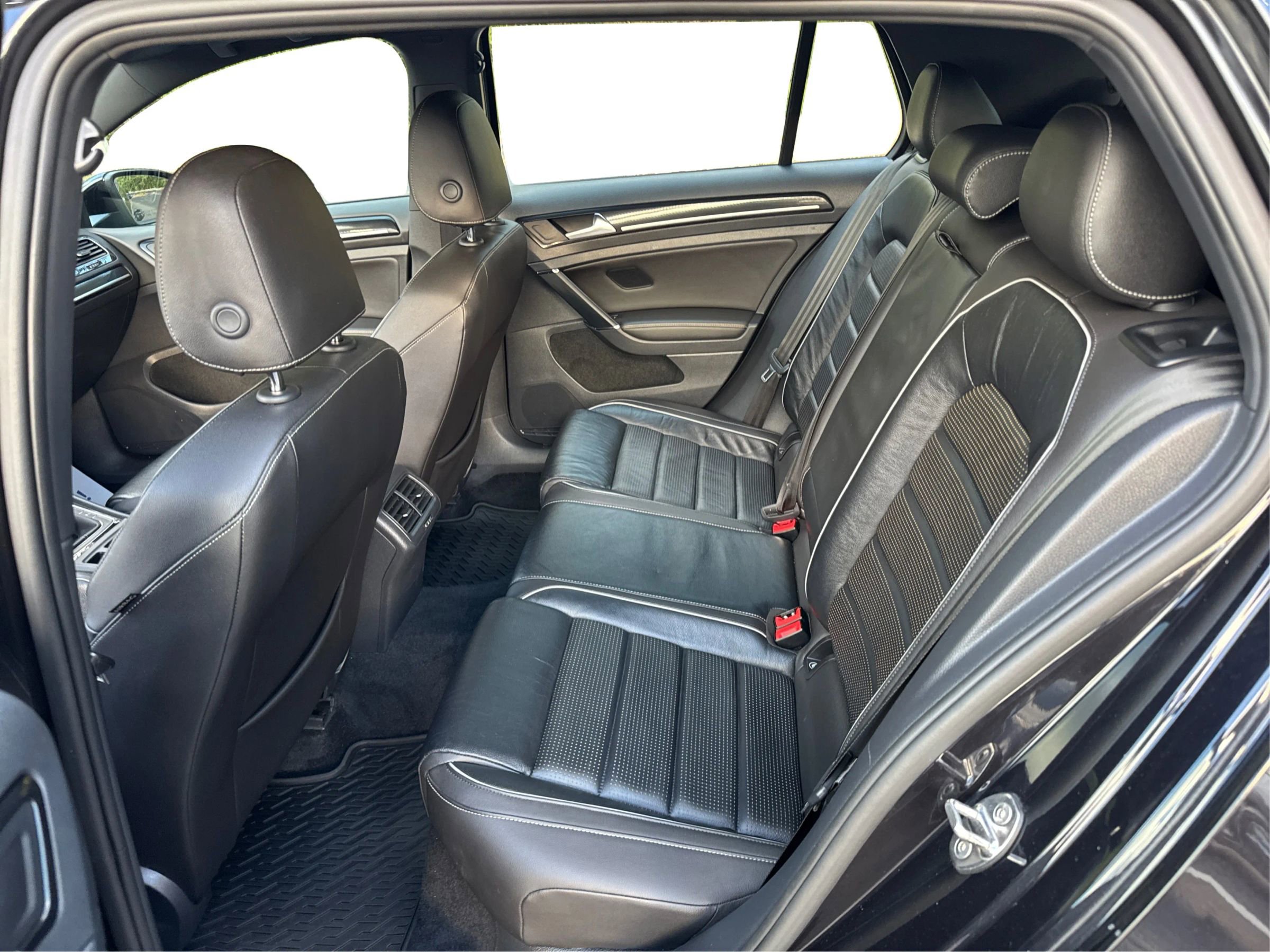 Used 2018 Volkswagen Golf R 4-Door image 13