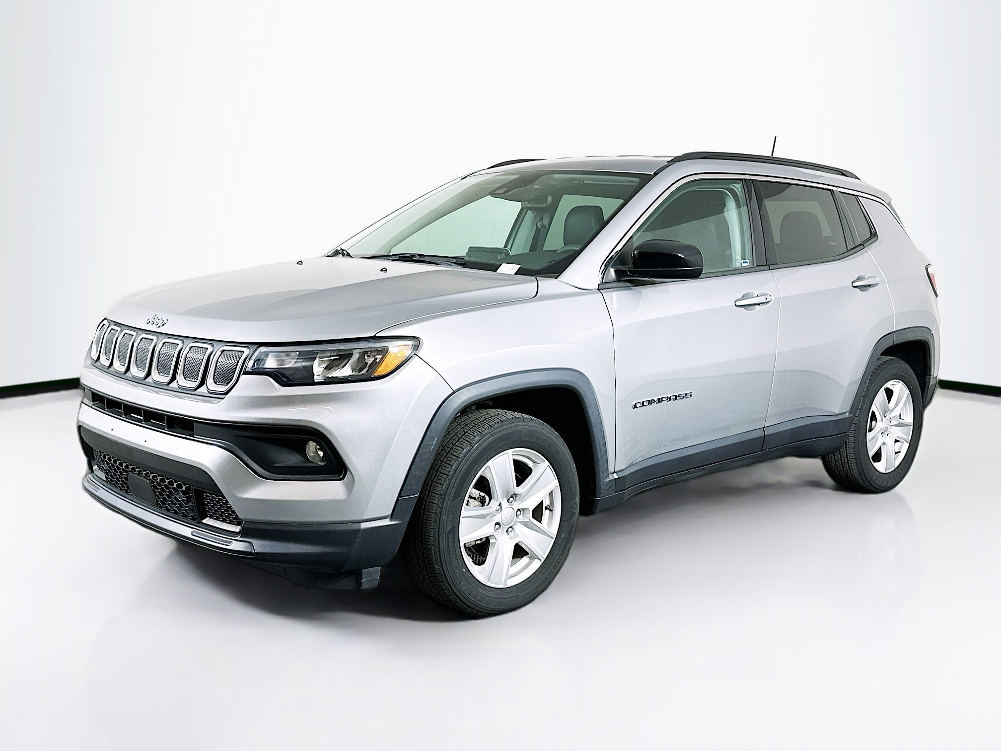 Used 2022 Jeep Compass Latitude FWD image 3