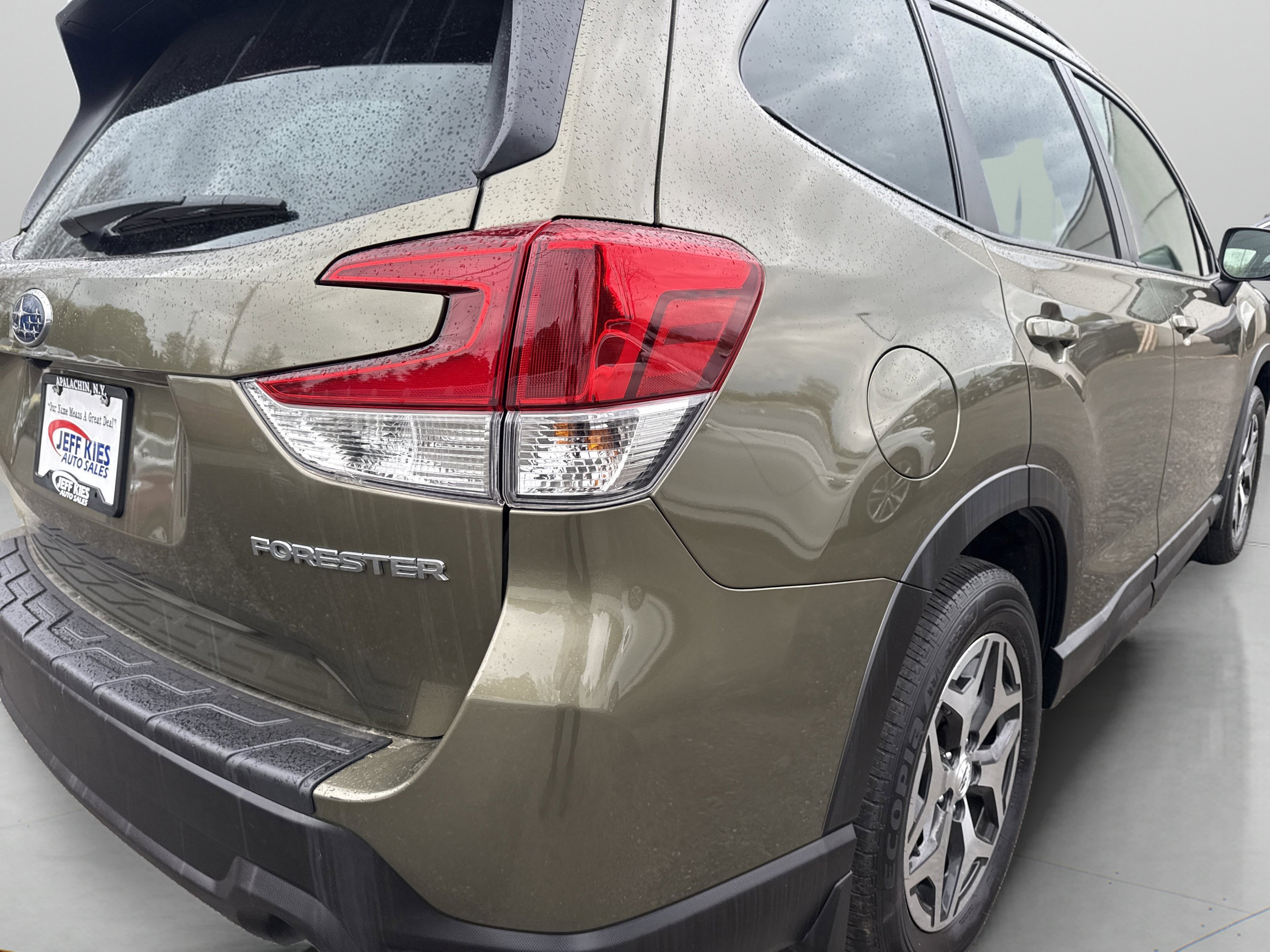 Used 2023 Subaru Forester Premium AWD/4WD image 5