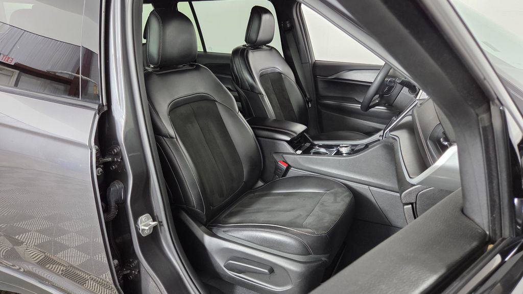 Used 2023 Jeep Grand Cherokee L Laredo AWD/4WD image 40