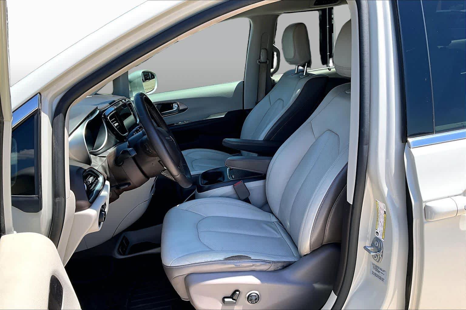 Used 2017 Chrysler Pacifica Touring-L Plus FWD image 6