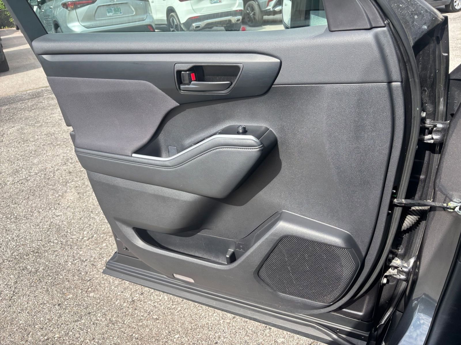 Used 2025 Toyota Highlander LE FWD image 18