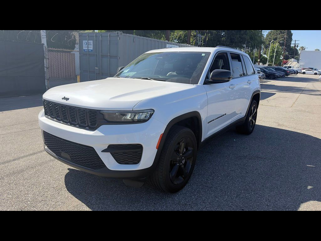 Used 2023 Jeep Grand Cherokee Altitude AWD/4WD image 3