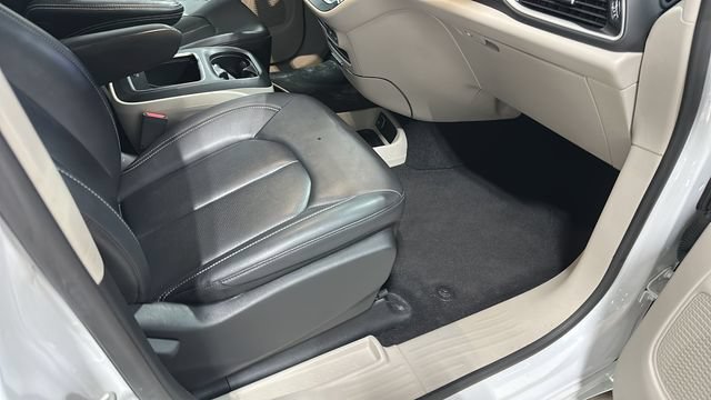 Used 2024 Chrysler Pacifica Touring-L FWD image 29