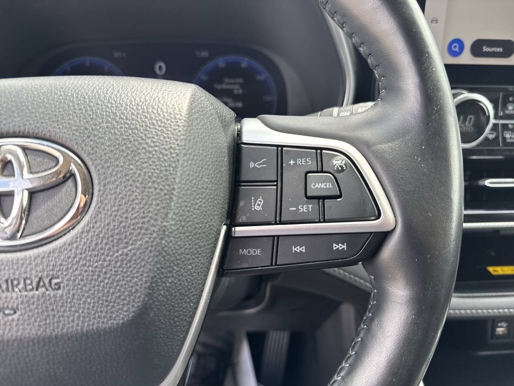 Used 2024 Toyota Highlander Platinum FWD image 18