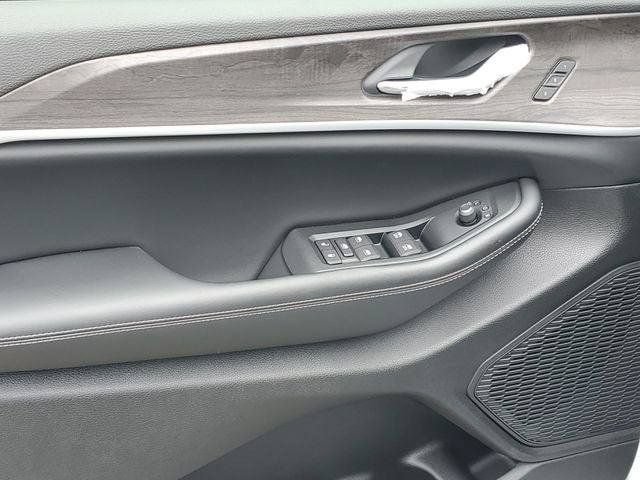 New 2026 Jeep Grand Cherokee L Limited w/ Limited Altitude Package AWD/4WD image 17